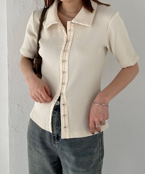 solleim(ソルレム)の「フロントホックポロトップス(Tシャツ/カットソー・レディース・オフホワイト/チャコール/ベージュ・M/L)」の2枚目の写真