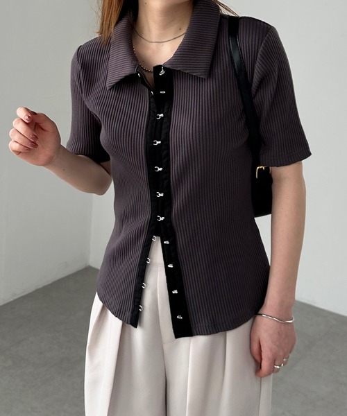 solleim(ソルレム)の「フロントホックポロトップス(Tシャツ/カットソー・レディース・オフホワイト/チャコール/ベージュ・M/L)」の3枚目の写真