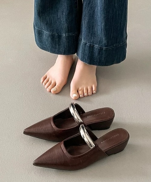 ampm（エーエムピーエム）の「メタルモチーフフラットミュール（パンプス・レディース・ブラウン/ブラック/ホワイト/シルバー・40/37/36/35/39/38）」の10枚目の写真