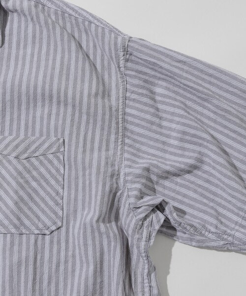 HINSON(ヒンソン)の「HINSON/ヒンソン レギュラーカラー ショートスリーブストライプシャツ/シワ加工/リラックスフィット(シャツ/ブラウス・メンズ・オフホワイト/サックスブルー/グレー・MEDIUM/LARGE)」の6枚目の写真