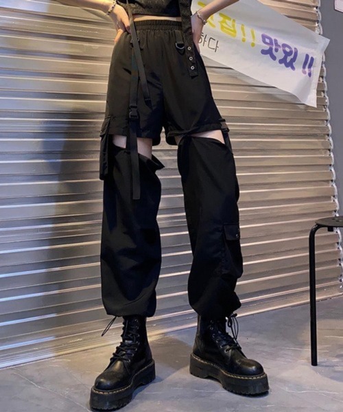 Nia(ニア)の「Nia(ニア)/カットアウト ワイドストリートパンツ(カーゴパンツ・レディース・ホワイト/ブラック・MEDIUM/LARGE/SMALL)」の2枚目の写真