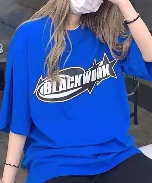 SHEENA(シーナ)の「グラフィックロゴプリントオーバーサイズTシャツ(Tシャツ/カットソー・レディース・ブルー/ブラック・M)」の2枚目の写真