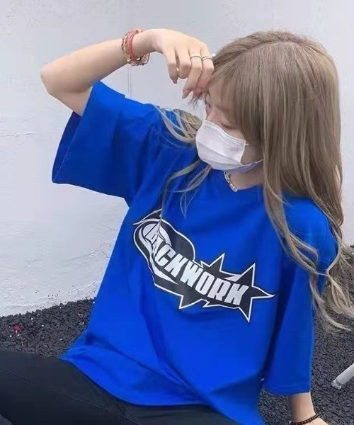 SHEENA(シーナ)の「グラフィックロゴプリントオーバーサイズTシャツ(Tシャツ/カットソー・レディース・ブルー/ブラック・M)」の3枚目の写真