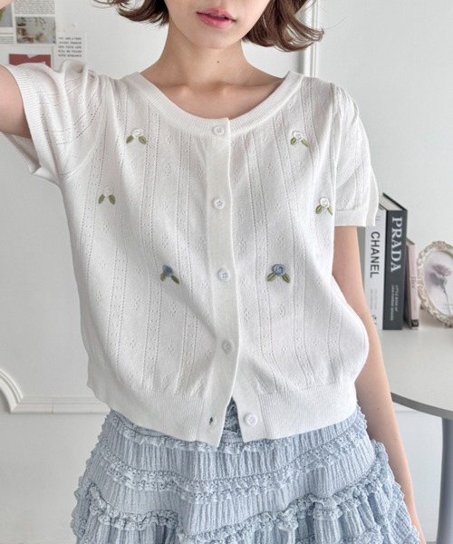 Loueme(ルエム)の「ローズ刺繍アイレットニットカーディガン(カーディガン/ボレロ・レディース・レッド/ピンク/ホワイト・FREE)」の2枚目の写真