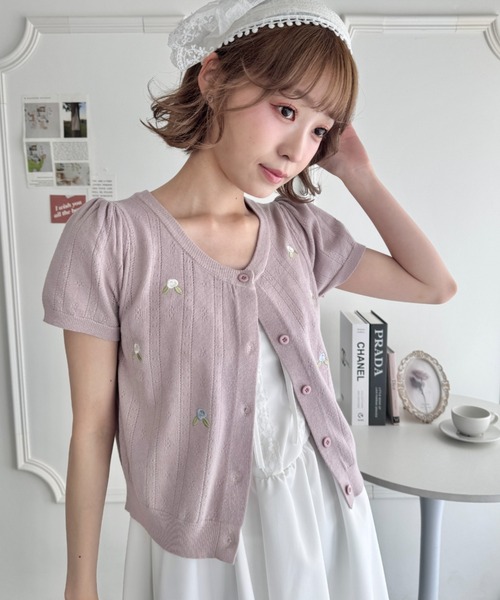 Loueme(ルエム)の「ローズ刺繍アイレットニットカーディガン(カーディガン/ボレロ・レディース・レッド/ピンク/ホワイト・FREE)」の1枚目の写真
