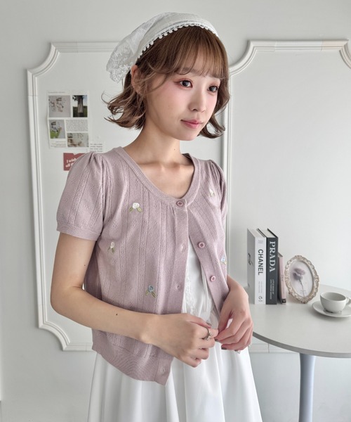 Loueme(ルエム)の「ローズ刺繍アイレットニットカーディガン(カーディガン/ボレロ・レディース・レッド/ピンク/ホワイト・FREE)」の11枚目の写真