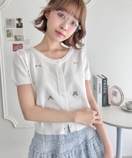 Loueme(ルエム)の「ローズ刺繍アイレットニットカーディガン(カーディガン/ボレロ・レディース・レッド/ピンク/ホワイト・FREE)」の4枚目の写真