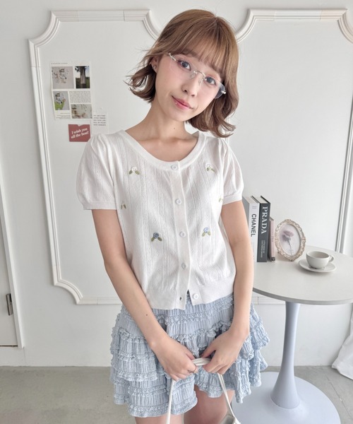 Loueme(ルエム)の「ローズ刺繍アイレットニットカーディガン(カーディガン/ボレロ・レディース・レッド/ピンク/ホワイト・FREE)」の7枚目の写真