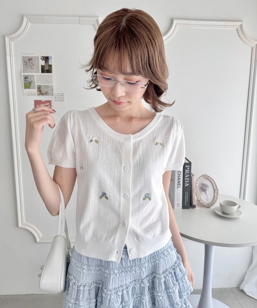 Loueme(ルエム)の「ローズ刺繍アイレットニットカーディガン(カーディガン/ボレロ・レディース・レッド/ピンク/ホワイト・FREE)」の5枚目の写真