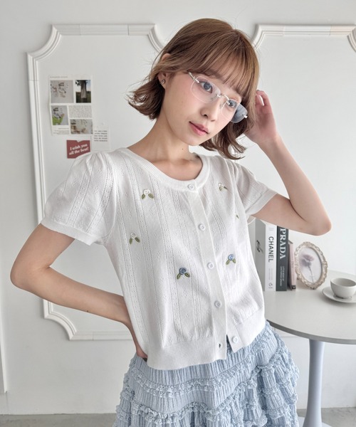 Loueme(ルエム)の「ローズ刺繍アイレットニットカーディガン(カーディガン/ボレロ・レディース・レッド/ピンク/ホワイト・FREE)」の6枚目の写真