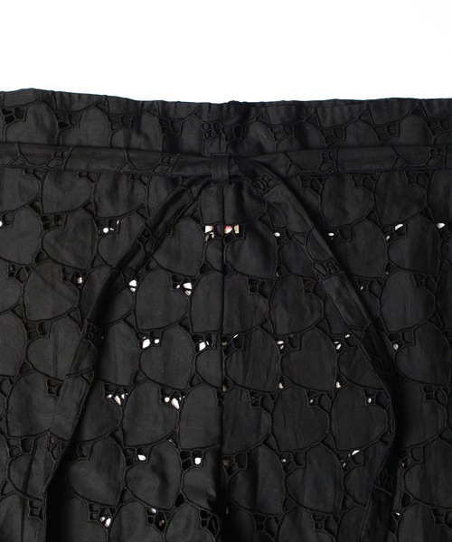HOLIDAY（ホリデイ）の「HEART LACE SUPER WIDE PANTS ハートレーススーパーワイドパンツ（その他パンツ・レディース・ホワイト/ブラック・ONE SIZE）」の4枚目の写真