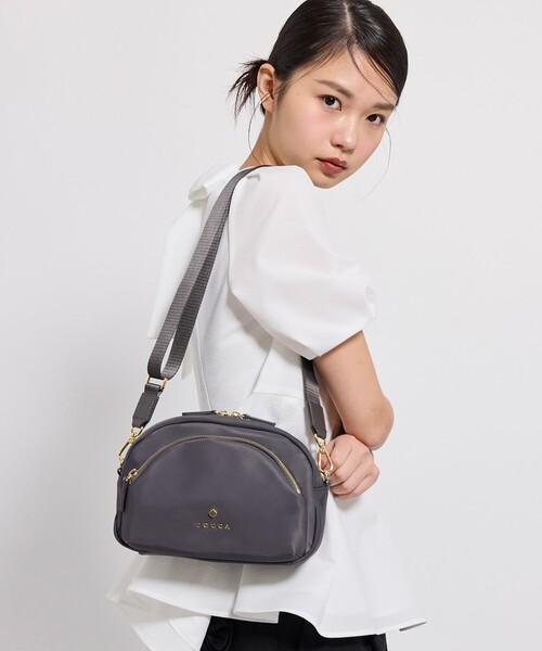TOCCA(トッカ)の「LUNAE NYLON BAG ショルダーバッグ(ショルダーバッグ・レディース・ブラック系/ベージュ系/ネイビー系/レッド系/ライトグレー系・F)」の2枚目の写真