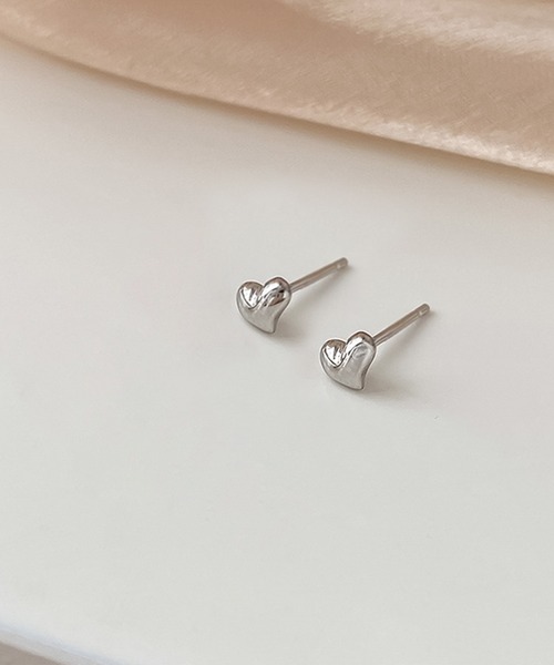 blackdia ocean（ブラックダイヤオーシャン）の「blackdia ocean ニュアンスミニハートピアス（ピアス（両耳用）・レディース・シルバー/ゴールド・FREE）」の9枚目の写真