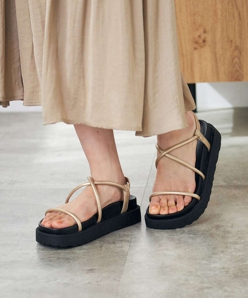 a.v.v（アーヴェヴェ）の「厚底ストラップサンダル（サンダル・レディース・ブラック/ゴールド・23.5/24.5）」の2枚目の写真