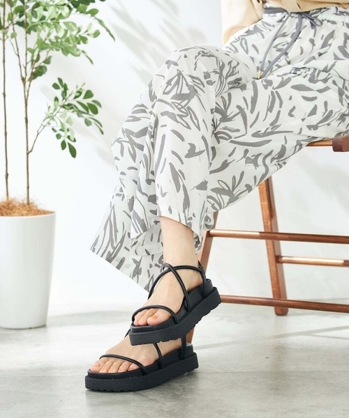 a.v.v（アーヴェヴェ）の「厚底ストラップサンダル（サンダル・レディース・ブラック/ゴールド・23.5/24.5）」の18枚目の写真