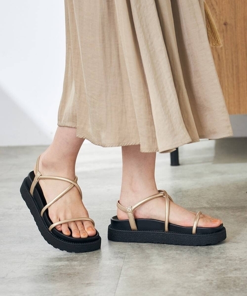 a.v.v（アーヴェヴェ）の「厚底ストラップサンダル（サンダル・レディース・ブラック/ゴールド・23.5/24.5）」の15枚目の写真