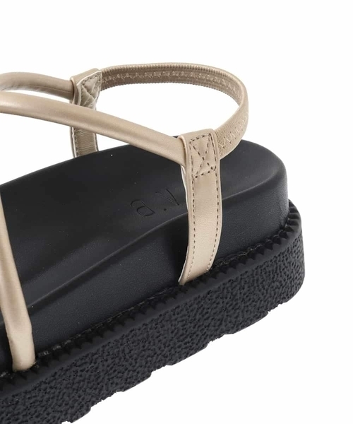 a.v.v（アーヴェヴェ）の「厚底ストラップサンダル（サンダル・レディース・ブラック/ゴールド・23.5/24.5）」の3枚目の写真