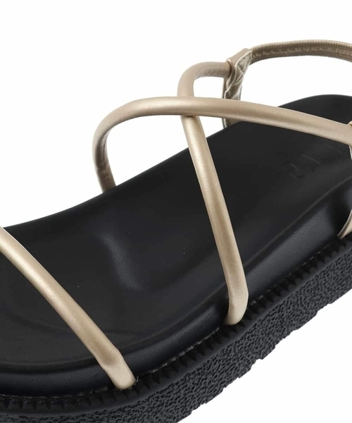a.v.v（アーヴェヴェ）の「厚底ストラップサンダル（サンダル・レディース・ブラック/ゴールド・23.5/24.5）」の4枚目の写真