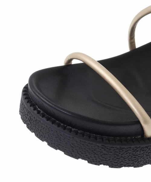 a.v.v（アーヴェヴェ）の「厚底ストラップサンダル（サンダル・レディース・ブラック/ゴールド・23.5/24.5）」の5枚目の写真