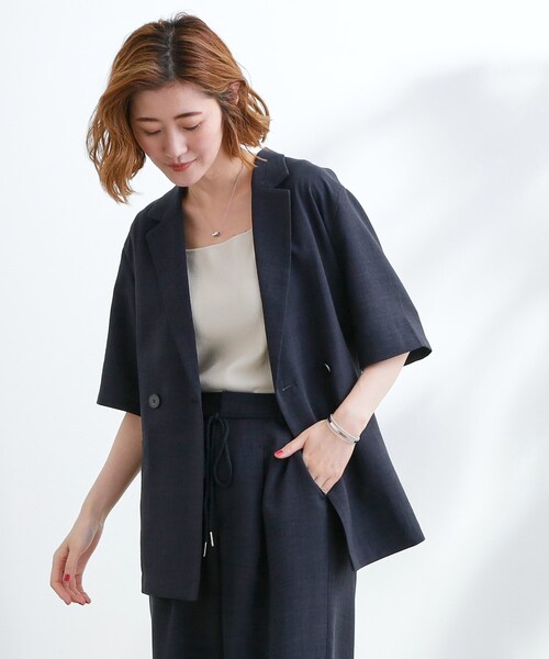 grove(グローブ)の「軽やかに羽織れて、きちんと見え ハーフスリーブテーラードジャケット(テーラードジャケット・レディース・ナチュラル/ベージュ/ネイビー・02/03)」の1枚目の写真