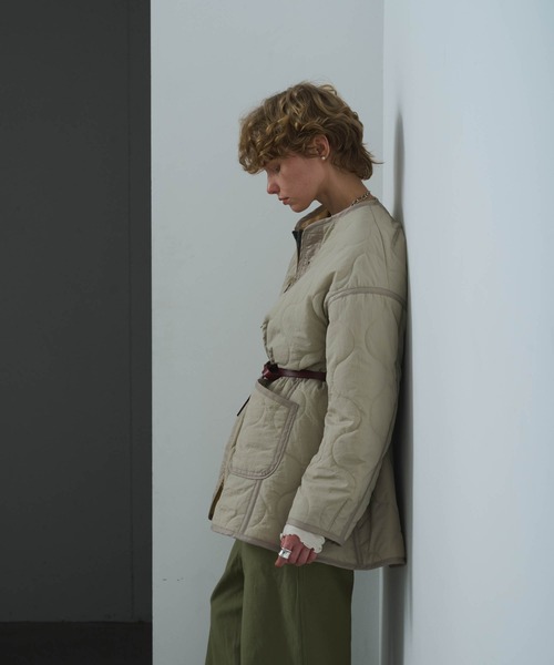 kha:ki（カーキ）の「「KHA:KI / カーキ」MIL QUILT ZIP UP JACKET（ミリタリージャケット・レディース・ブラック/グレイッシュベージュ/オリーブ・1）」の8枚目の写真