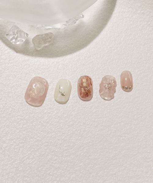 Anail（エーネイル）の「3D水光ネイルクリアピンク3Dフラワーゴールドミラーショートラウンドネイルチップ（ネイルシール/ネイルチップ・レディース・ピンク・SMALL/MEDIUM/LARGE）」の5枚目の写真