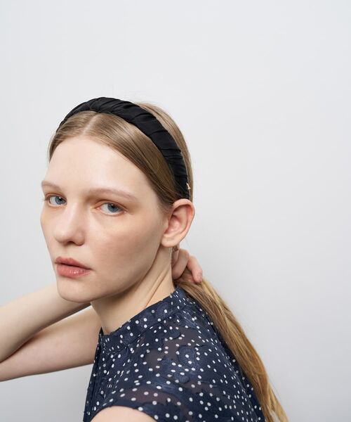 LANVIN en Bleu（ランバンオンブルー）の「サテンツイストカチューシャ（カチューシャ・レディース・ブラック・FREE）」の2枚目の写真