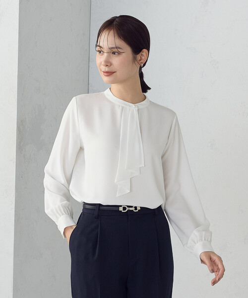 COMME CA ISM（コムサイズム）の「ボウタイ風ブラウス（シャツ/ブラウス・レディース・ネイビー/ホワイト/グレー・LARGE/MEDIUM）」の2枚目の写真