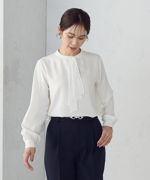 COMME CA ISM（コムサイズム）の「ボウタイ風ブラウス（シャツ/ブラウス・レディース・ネイビー/ホワイト/グレー・LARGE/MEDIUM）」の7枚目の写真