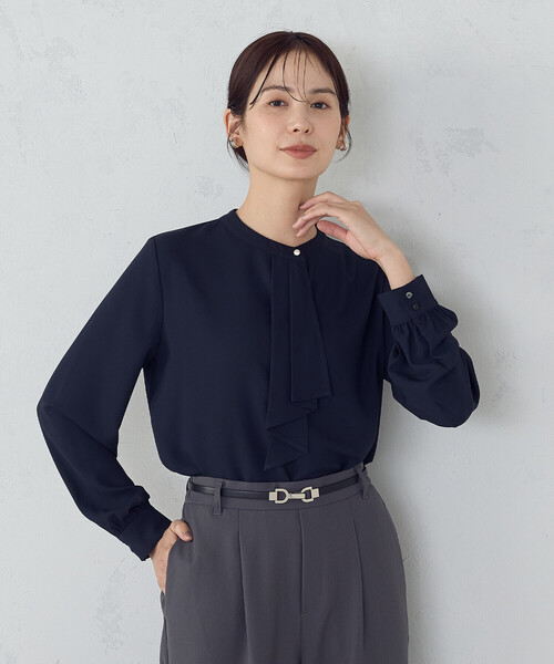 COMME CA ISM（コムサイズム）の「ボウタイ風ブラウス（シャツ/ブラウス・レディース・ネイビー/ホワイト/グレー・LARGE/MEDIUM）」の18枚目の写真