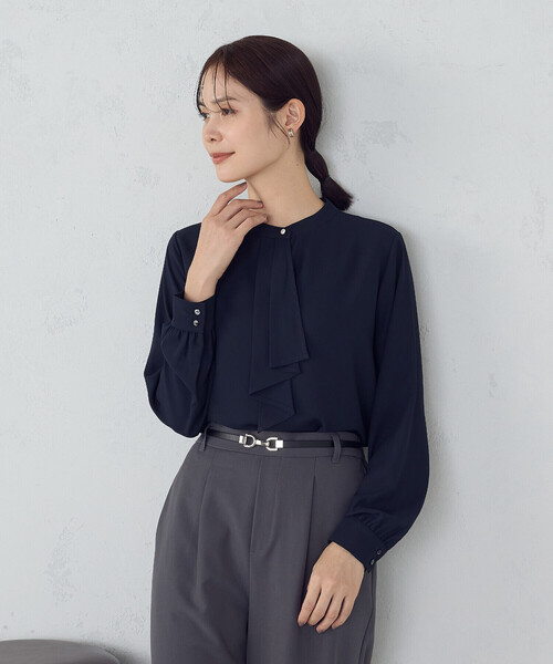 COMME CA ISM（コムサイズム）の「ボウタイ風ブラウス（シャツ/ブラウス・レディース・ネイビー/ホワイト/グレー・LARGE/MEDIUM）」の19枚目の写真