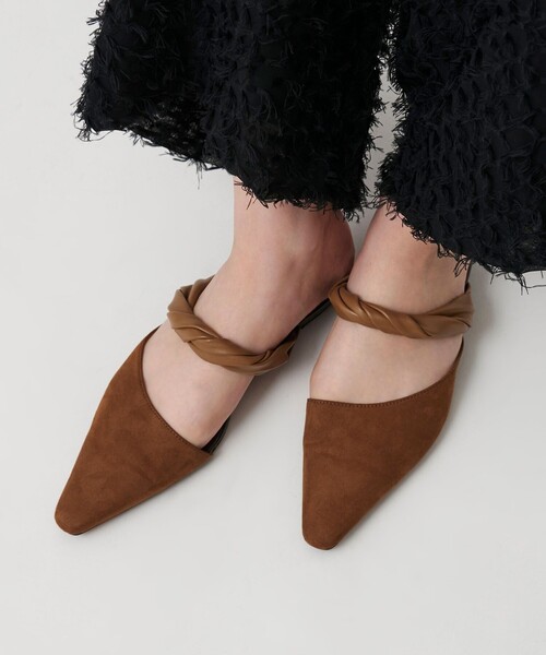 BEAUTY&YOUTH UNITED ARROWS(ビューティーアンドユースユナイテッドアローズ)の「スエードライク ツイスト ストラップ ミュール(サンダル・レディース・ブラック/ブラウン系・37/38/36)」の2枚目の写真