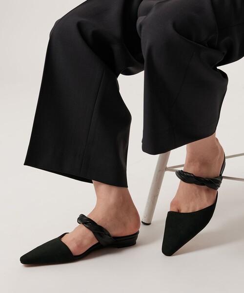 BEAUTY&YOUTH UNITED ARROWS(ビューティーアンドユースユナイテッドアローズ)の「スエードライク ツイスト ストラップ ミュール(サンダル・レディース・ブラック/ブラウン系・37/38/36)」の3枚目の写真