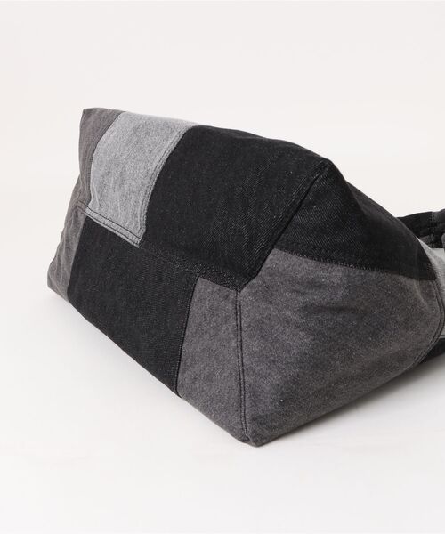 MARC JACOBS（マークジェイコブス）の「THE PATCHWORK DENIM SACK BAG/ザ パッチワーク デニム サック バッグ（ショルダーバッグ・レディース・ブルー系その他/ブラック系その他3・ONE SIZE）」の12枚目の写真