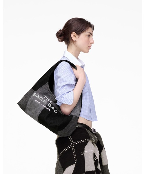 MARC JACOBS（マークジェイコブス）の「THE PATCHWORK DENIM SACK BAG/ザ パッチワーク デニム サック バッグ（ショルダーバッグ・レディース・ブルー系その他/ブラック系その他3・ONE SIZE）」の4枚目の写真