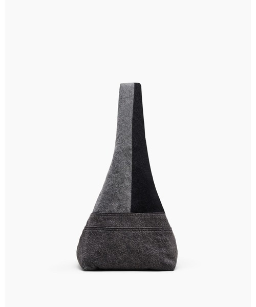 MARC JACOBS（マークジェイコブス）の「THE PATCHWORK DENIM SACK BAG/ザ パッチワーク デニム サック バッグ（ショルダーバッグ・レディース・ブルー系その他/ブラック系その他3・ONE SIZE）」の14枚目の写真