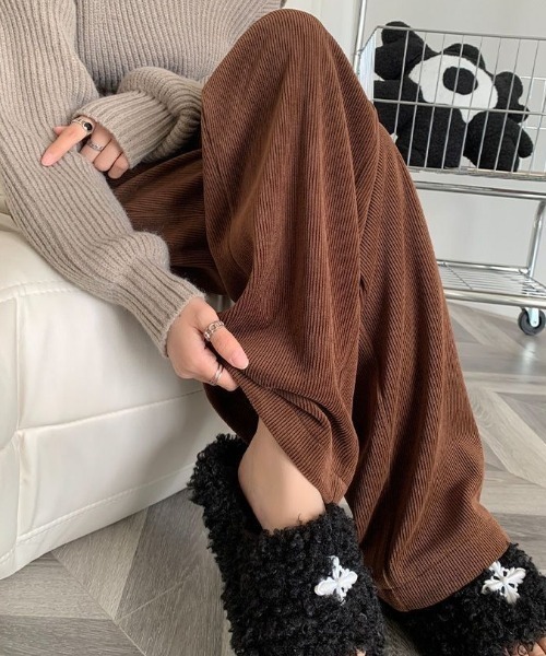 Maison Calme(メゾンカルム)の「ハイウエストコーデュロイタックパンツ ゆったりシルエット(その他パンツ・レディース・ブラック/ブラウン/グレー/アイボリー・M/L)」の4枚目の写真