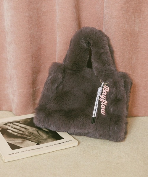 BAYFLOW（ベイフロー）の「[500mlのペットボトルも入る]ロゴチャーム付きファートート（トートバッグ・レディース・ライトベージュ/チャコールグレー/ブルー・FREE）」の3枚目の写真