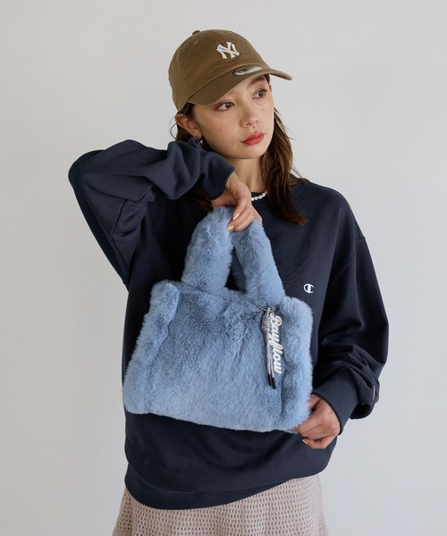 BAYFLOW（ベイフロー）の「[500mlのペットボトルも入る]ロゴチャーム付きファートート（トートバッグ・レディース・ライトベージュ/チャコールグレー/ブルー・FREE）」の2枚目の写真