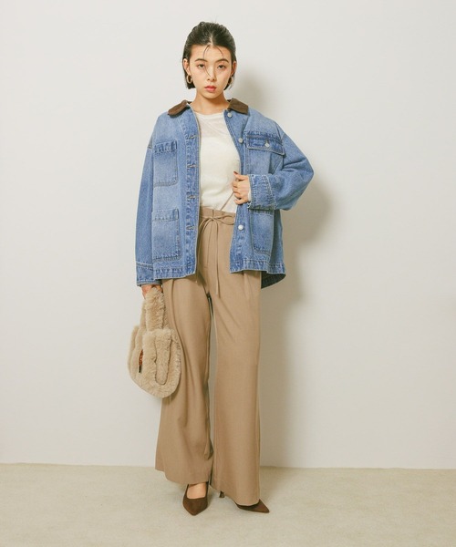 BAYFLOW（ベイフロー）の「[500mlのペットボトルも入る]ロゴチャーム付きファートート（トートバッグ・レディース・ライトベージュ/チャコールグレー/ブルー・FREE）」の5枚目の写真