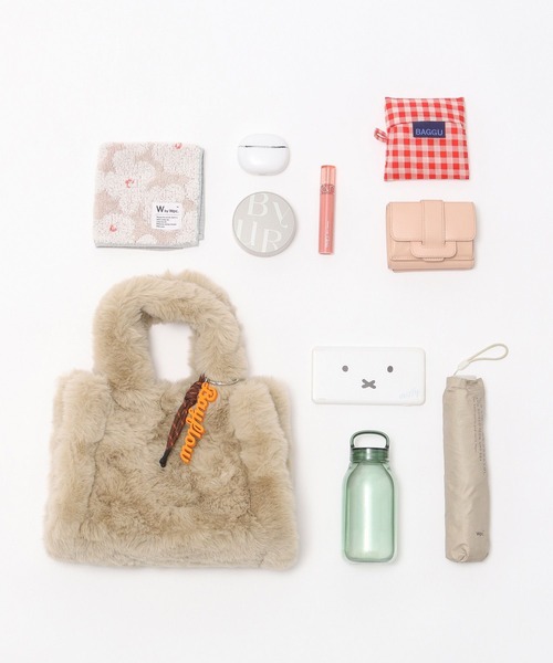 BAYFLOW（ベイフロー）の「[500mlのペットボトルも入る]ロゴチャーム付きファートート（トートバッグ・レディース・ライトベージュ/チャコールグレー/ブルー・FREE）」の11枚目の写真