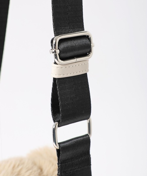 BAYFLOW（ベイフロー）の「[500mlのペットボトルも入る]ロゴチャーム付きファートート（トートバッグ・レディース・ライトベージュ/チャコールグレー/ブルー・FREE）」の16枚目の写真