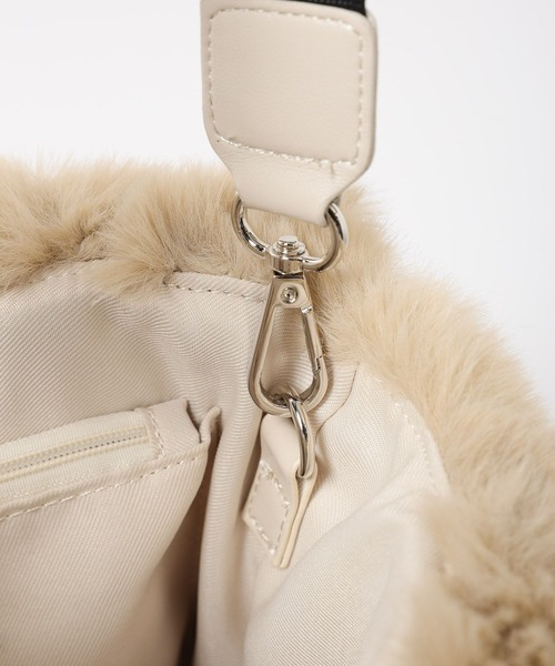 BAYFLOW（ベイフロー）の「[500mlのペットボトルも入る]ロゴチャーム付きファートート（トートバッグ・レディース・ライトベージュ/チャコールグレー/ブルー・FREE）」の19枚目の写真