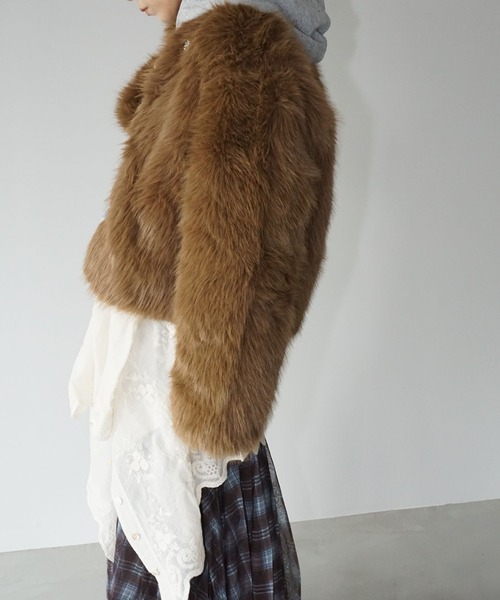 chuclla（チュクラ）の「ノーカラー ブラウンファーショートコート chw25a057（その他アウター・レディース・ブラウン・M/L）」の5枚目の写真