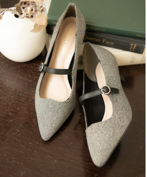 R&E（アールアンドイー）の「【25AW新作】【R&E】wee willie ウェーヴカッティングワンストラップポインテッドトゥパンプス（パンプス・レディース・グレー系/ブラック/ワイン・S/M/L/LL）」の2枚目の写真