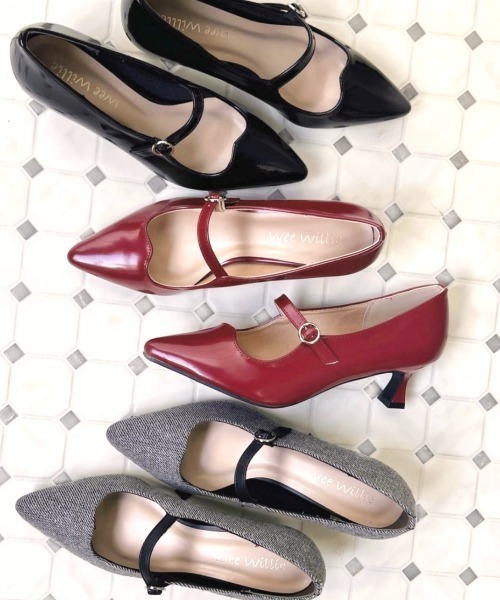 R&E（アールアンドイー）の「【25AW新作】【R&E】wee willie ウェーヴカッティングワンストラップポインテッドトゥパンプス（パンプス・レディース・グレー系/ブラック/ワイン・S/M/L/LL）」の3枚目の写真
