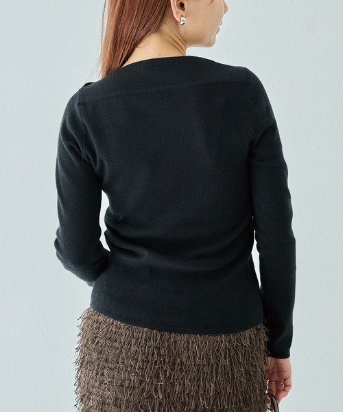 LAVEANGE(ラビアンジェ)の「【洗える】スラッシュネックニットプルオーバー│大人が着たいベーシックニット/ボートネック/美シルエット/体型カバー/上品見え(ニット/セーター・レディース・モカ/チャコールグレー/ブラック・3L/F/4L)」の7枚目の写真