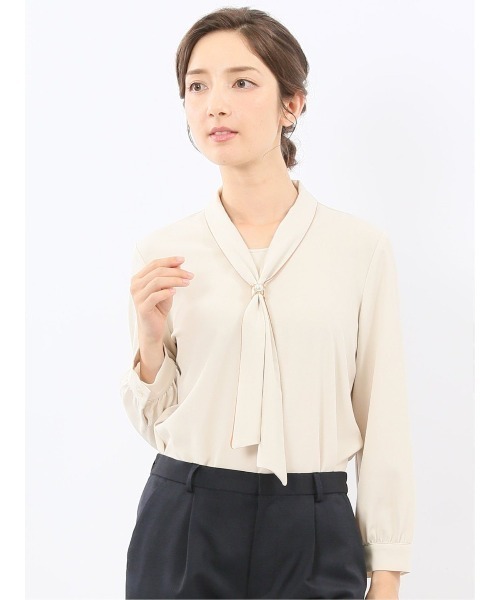 m.f.editorial(エムエフエディトリアル)の「【ストレッチ イージーケア UVカット】m.f.エディトリアル レディース ボウタイ 長袖 プルオーバー ブラウス(シャツ/ブラウス・レディース・アイボリー/ワインレッド/グレー系その他2/ベージュ・LARGE/MEDIUM)」の3枚目の写真