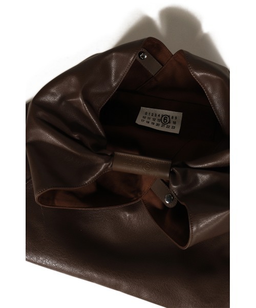 MM6 Maison Margiela（ｴﾑｴﾑｼｯｸｽ ﾒｿﾞﾝ ﾏﾙｼﾞｪﾗ）の「CLASSIC JAPANESE HANDBAG（ハンドバッグ・メンズ・ブラウン・OS）」の4枚目の写真
