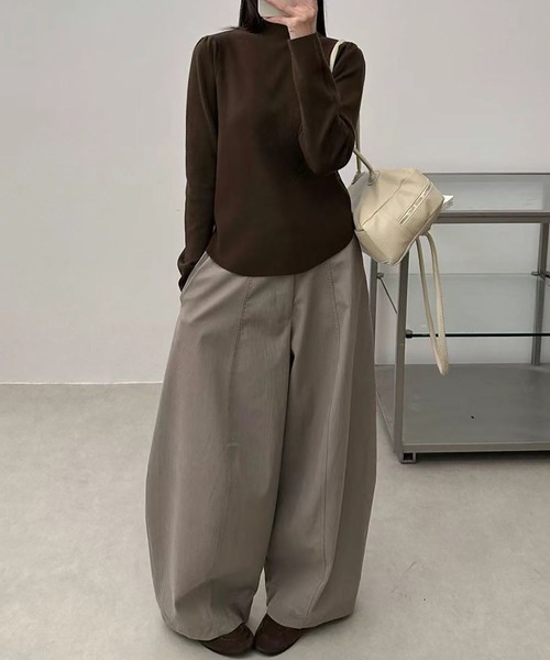 LOWO(ロワ)の「パフショルダー モックネック ニット 長袖 トップス プルオーバー きれいめ 秋冬(ニット/セーター・レディース・ベージュ/ブラウン/ブラック/チャコールグレー・FREE)」の5枚目の写真